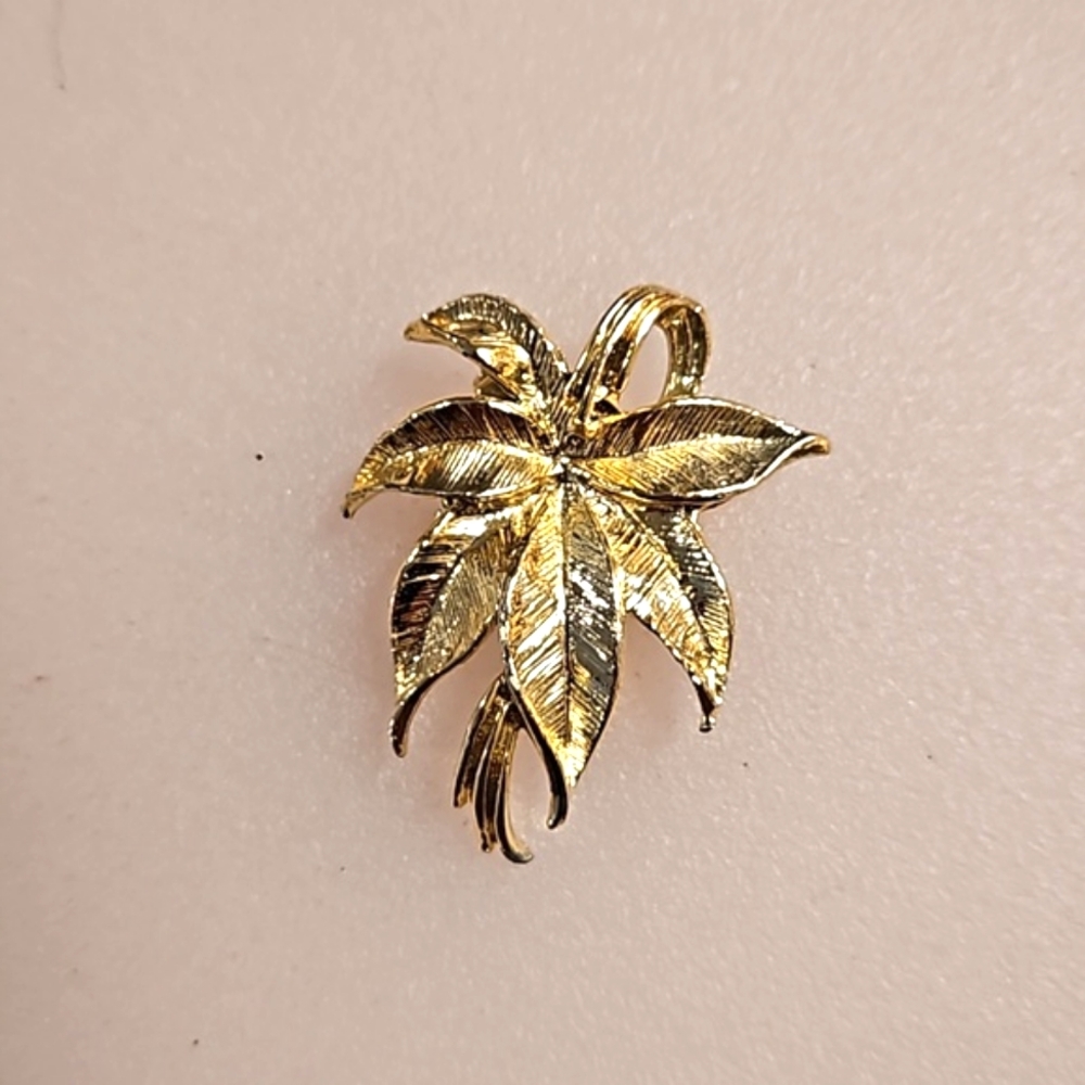 GERRY'S goldtone oversized leaf brooch pin collar lapel suit coat meetings